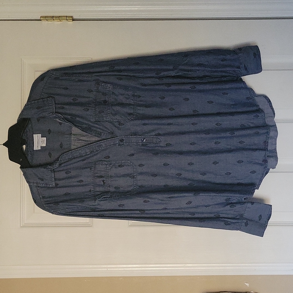 Liz Claiborne long sleeve button down top. Medium. EUC